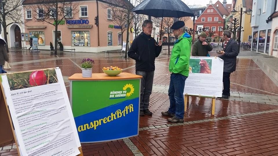 Infostand am Schrannenplatz: Frohe Ostern – auch für Hühner und Hähne