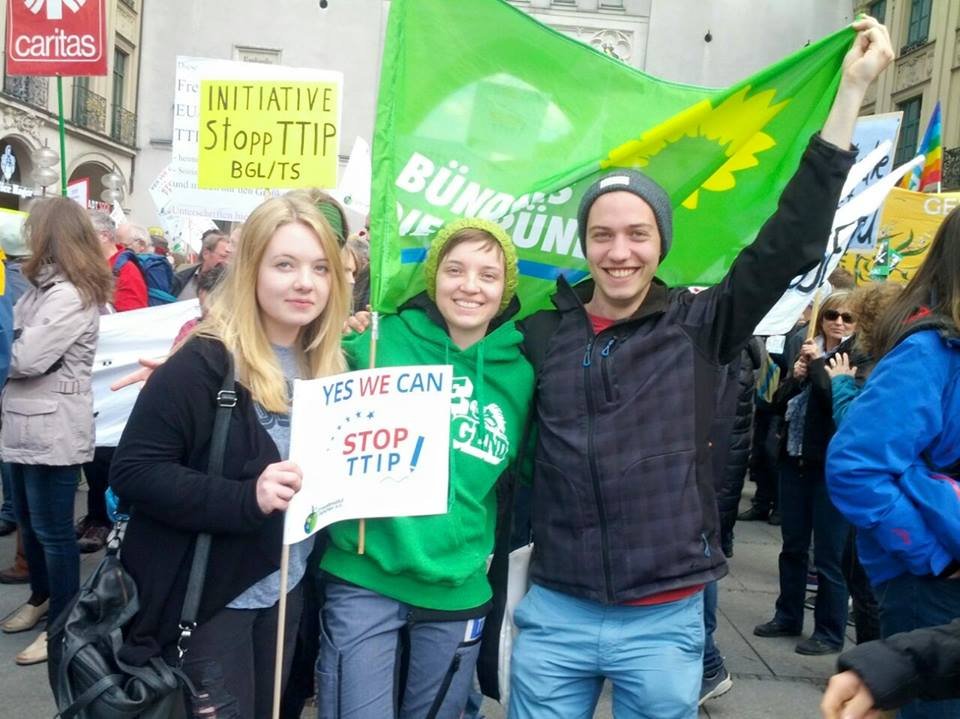 Die Grüne Jugend Erding demonstriert gegen TTIP