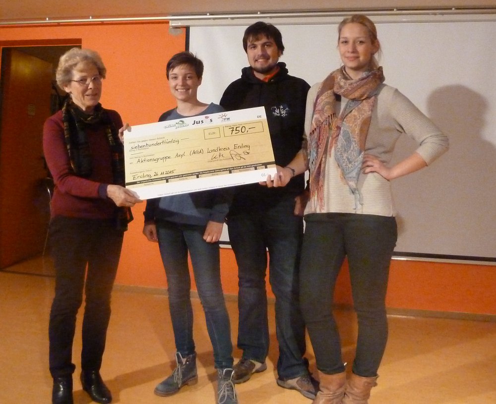 Erfolgreiche Refugees Welcome Party und Spende an die Aktionsgruppe Asyl
