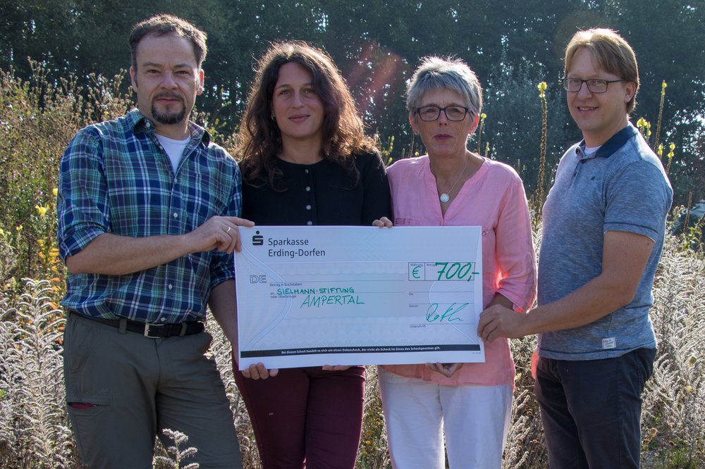 Spendenübergabe vom Haft-Naturfilmabend