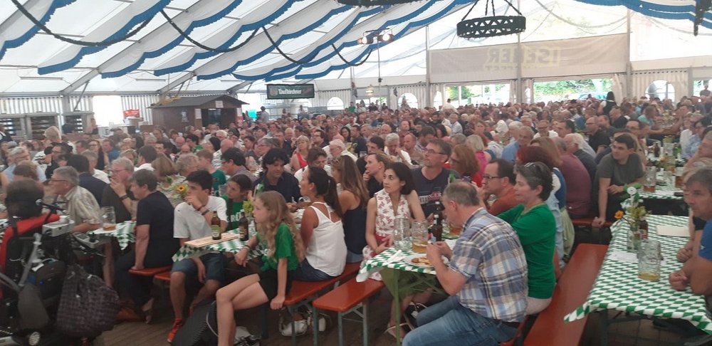 Gelungener Wahlkampfauftakt im vollen Isener Festzelt