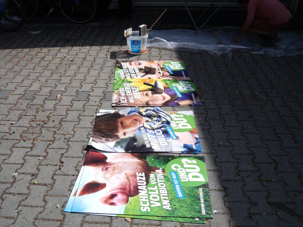 Großer Plakat-Klebe Einsatz beim Kreisverband